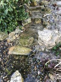 Bachlauf, in dem das Wasser langsam flie&szlig;t (in Paris).